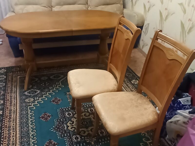 Обеденный стол и 4 стула